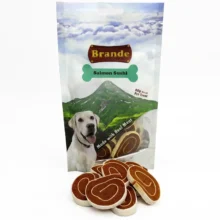 חטיף לכלבים של Brande בטעם סלמון, על עצם ללא דגנים וללא חומרי טעם וצבעי מאכל מלאכותיים